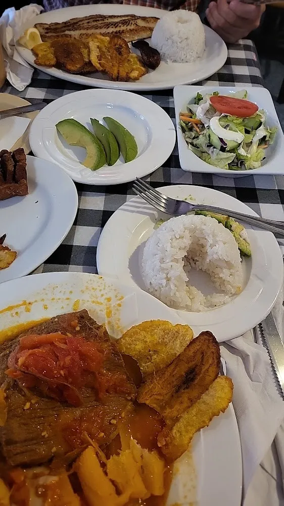 Bistec Encebollado Con Yuca Guisada