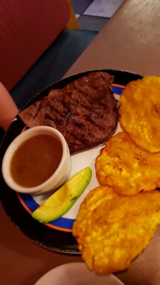 Chorizo Con Patacon O Yuca Frita